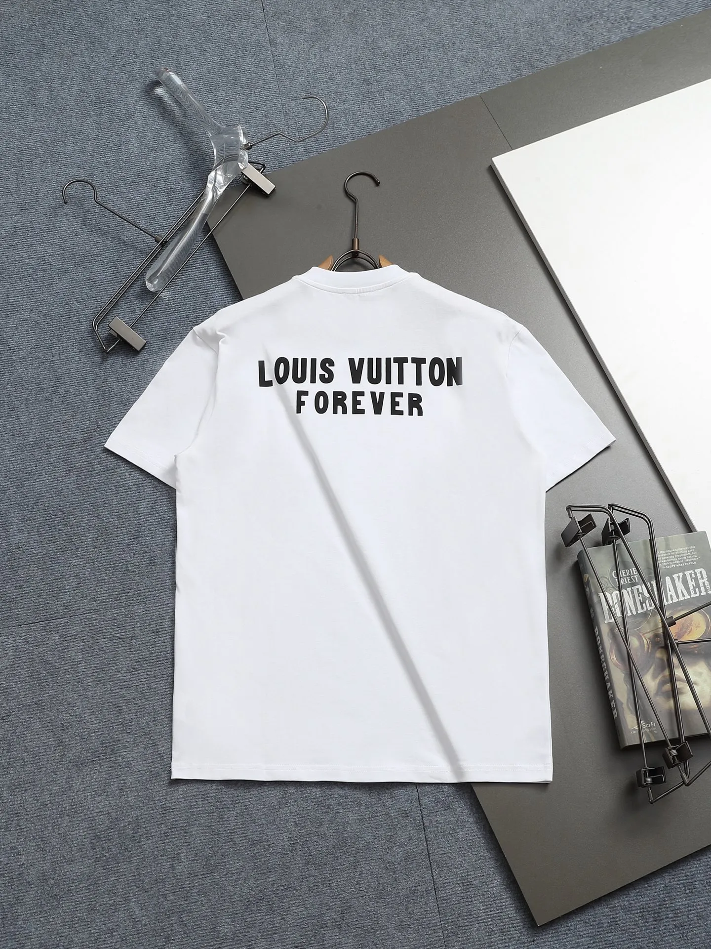 🅿️170 LV 25ss spring and summer printed short T series -1v Yayoi Kusama series pumpkin 🎃 pattern round neck short-sleeved T-shirt. Made of 32-count double yarn pure cotton 240g, washed at high temperature, will not shrink or fade. Comfortable to the touch, super texture❤️ Back-stitched cuff design, yellow back-mark embellishment, and a full set of accessories. A must-have for trendy men and trendy women, the classic drop-shoulder slightly wide version is available exclusively from stock!         ⚠️Only make high quality products, reject junk goods!  -Color: White Black -Size: XS S M L -Crowd: Unisex